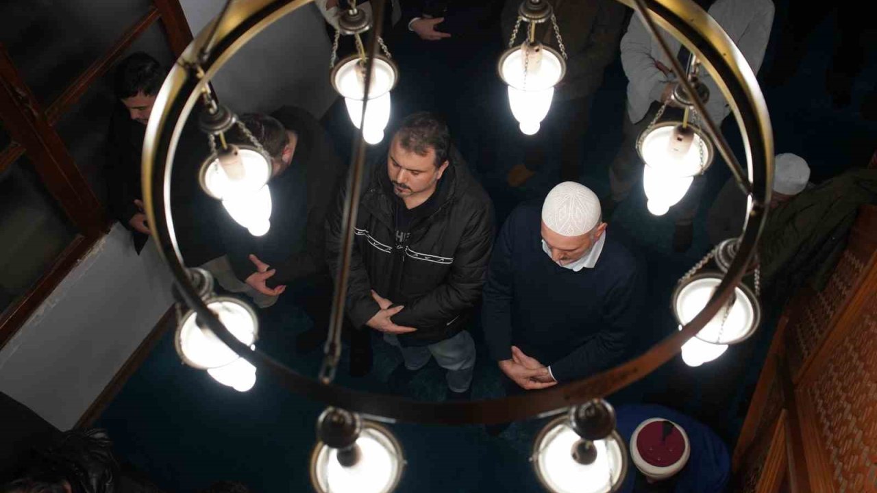 Sakarya’da Berat Kandili’nde vatandaşlar camileri doldurdu