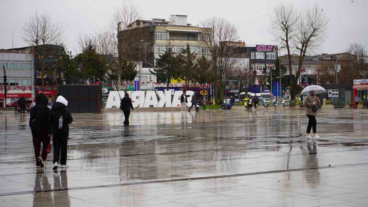 Sakarya’da şehir merkezinde yağmur, yüksek kesimlerde kar etkili oluyor