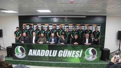 Sakaryaspor’da transferin son gününde 13 imza birden atıldı