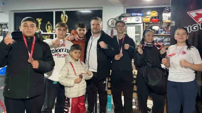 Salihlili kick boksçulardan Manisa’da madalya yağmuru