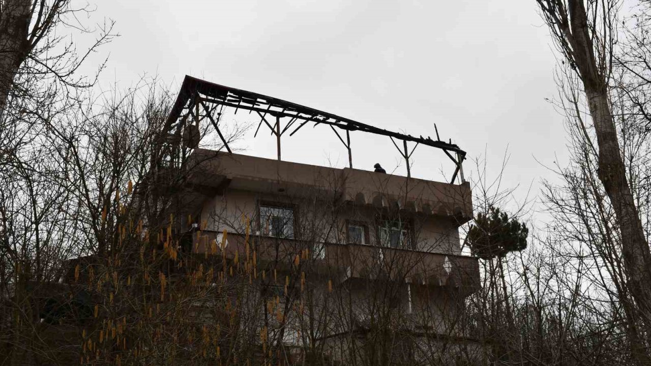 Samsun’da 2 katlı evde yangın