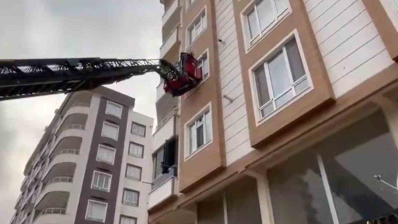 Şanlıurfa’da istinat duvarı çöktü: Binada mahsur kalanlar kurtarıldı