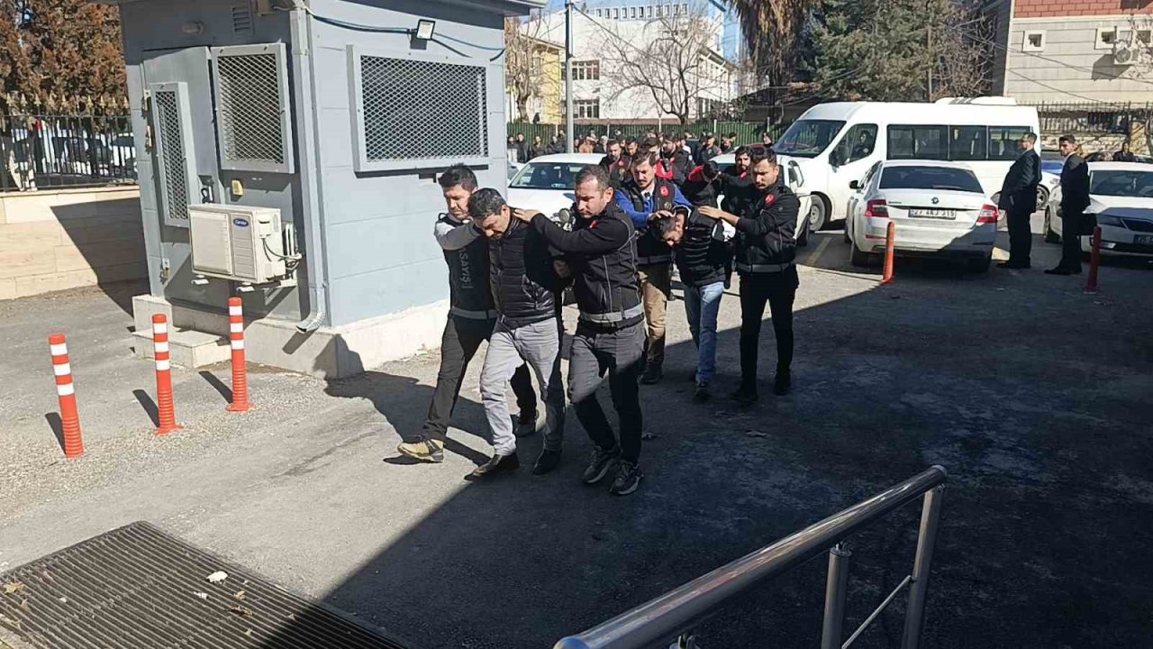 Şanlıurfa’da kuyumcu soygununda 6 şüpheli adliyeye sevk edildi
