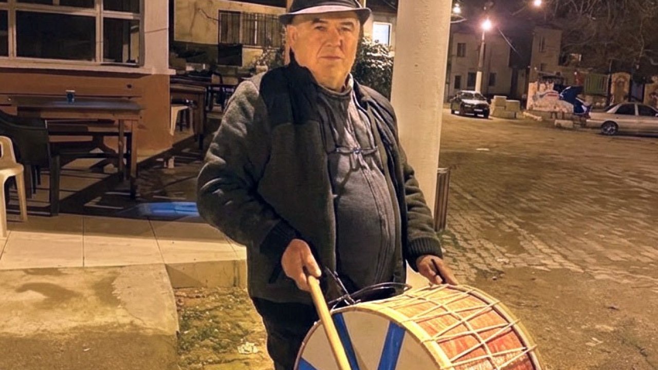 ’Şapkalı muhtar’ yine şapka çıkarttı: Davulcu bulamayan muhtar kendisi çalmaya başladı