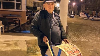 ’Şapkalı muhtar’ yine şapka çıkarttı: Davulcu bulamayan muhtar kendisi çalmaya başladı