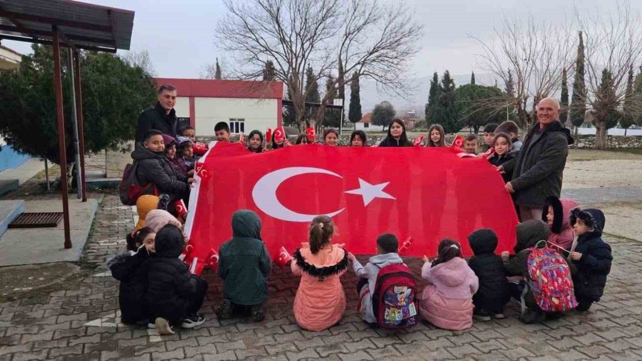 Sarıgöl’de okullarda ’Bayrağımıza saygı ve sevgi’ etkinliği