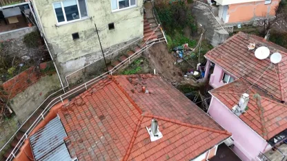 Sarıyer’de 4 binadaki 31 vatandaş tahliye edildi, çöken merdiven havadan görüntülendi