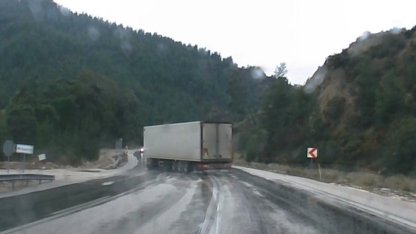 Savrulan tır dorsesi faciaya sebep oluyordu