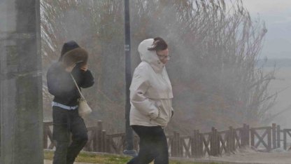 Şelale şiddetli rüzgarla tersine çağladı, denizin rengi kahverengiye büründü