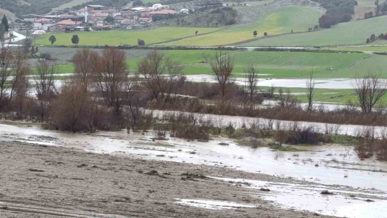 Selendi’de çay ve dereler taştı