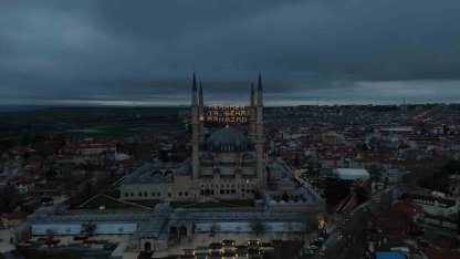 Selimiye Camii’nin minarelerine Ramazan mahyası asıldı