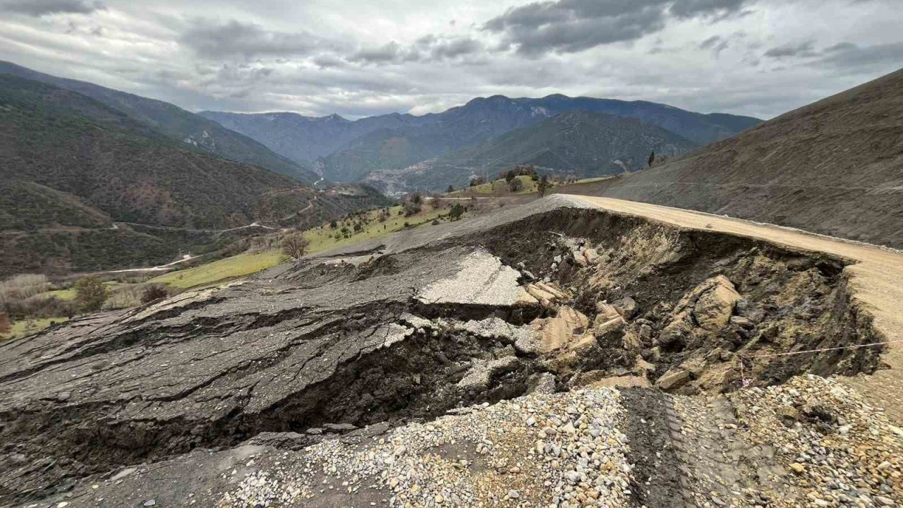 Şenler Köyü yolu heyelan nedeniyle ulaşıma kapandı