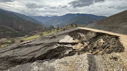 Şenler Köyü yolu heyelan nedeniyle ulaşıma kapandı
