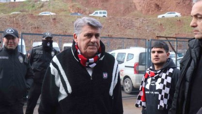 Serdar Adalı taraftarla birlikte maça geldi