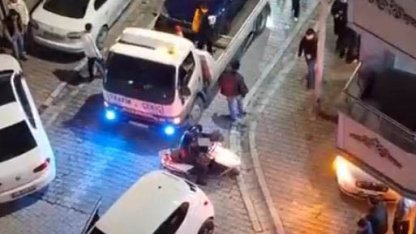 Ses sistemli araç yükledikleri çakarlı çekiciyle trafiği felç eden magandalar kamerada