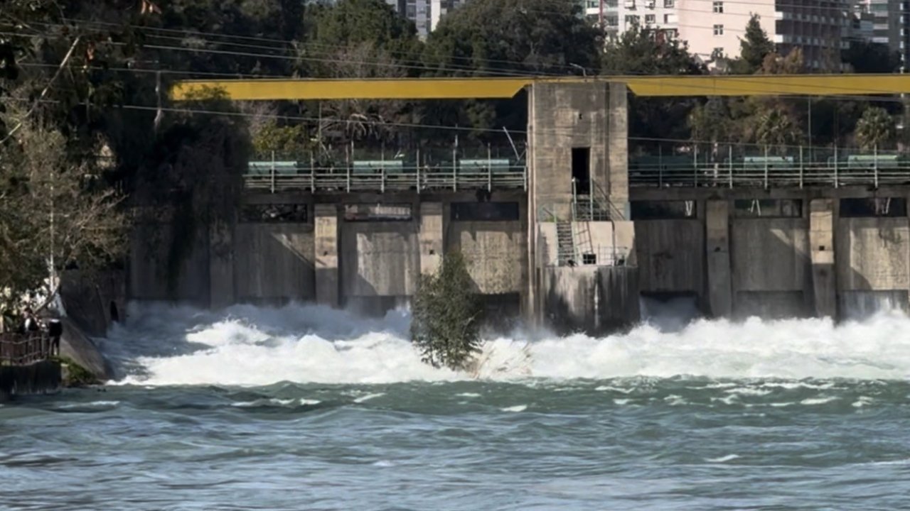 Seyhan Barajı’ndan su tahliyesi sürüyor: Tarlalar su altında kaldı