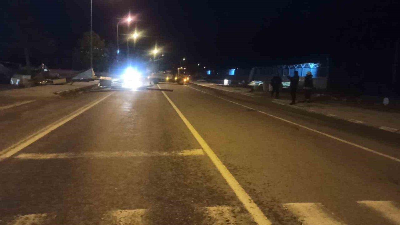 Şiddetli rüzgar çatıları uçurdu