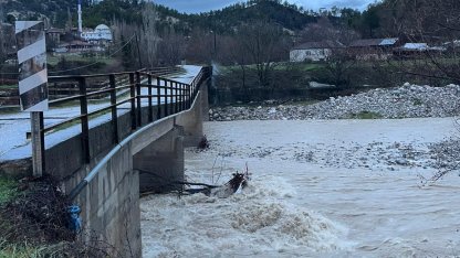 Şiddetli yağış Çameli ve Acıpayam’da iki köprüyü yıktı