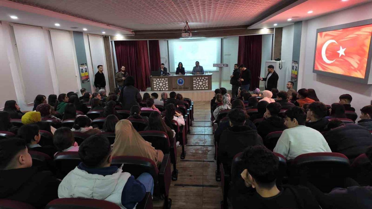 Siirt’te cumhuriyet savcıları lise öğrencilerini ‘dolandırıcılık’ konusunda bilgilendirdi