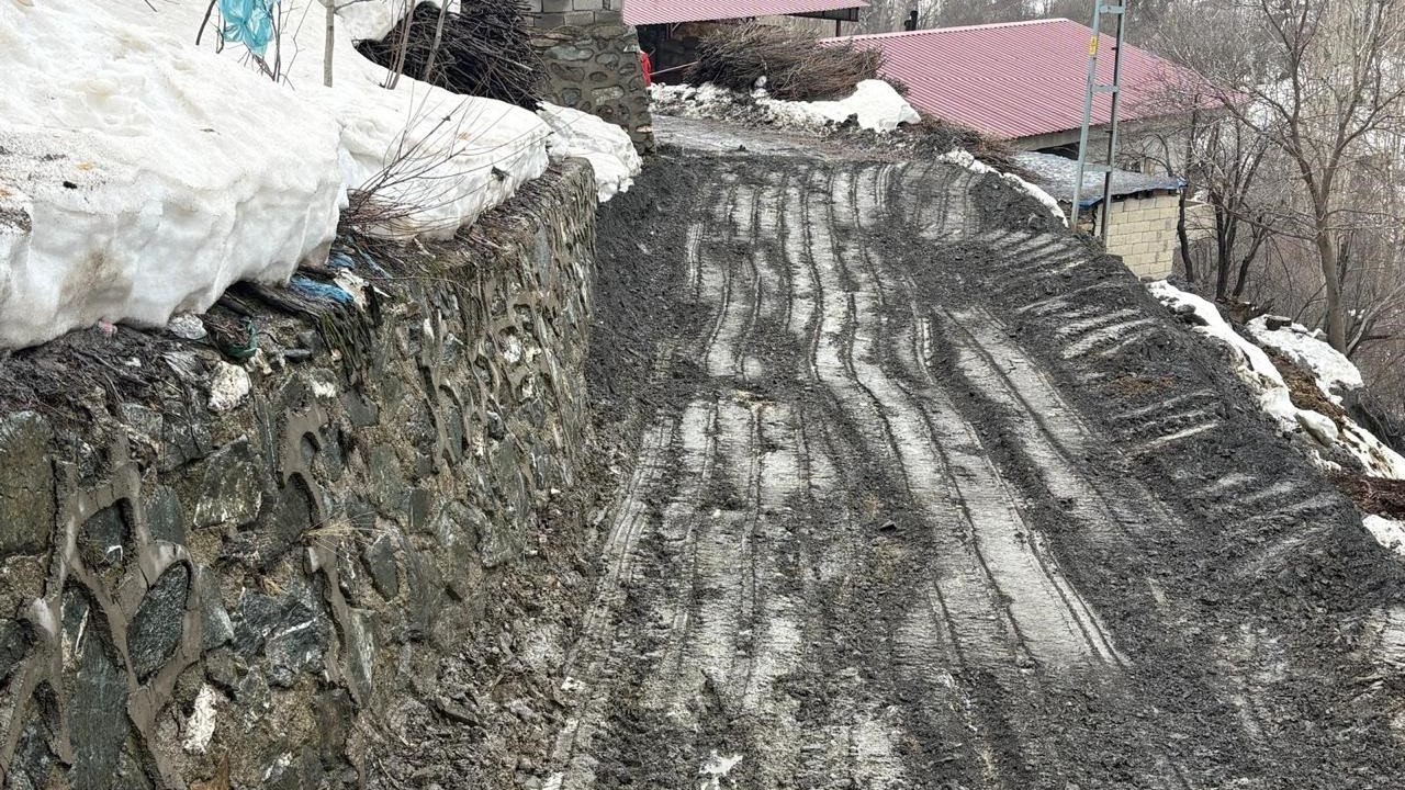 Siirt’te sağanak yağış kayaları yola devirdi, ekipler yolu ulaşıma açtı