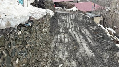 Siirt’te sağanak yağış kayaları yola devirdi, ekipler yolu ulaşıma açtı