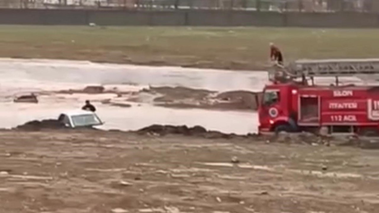 Silopi’de otomobille suda mahsur kalan 2 kişi kurtarıldı