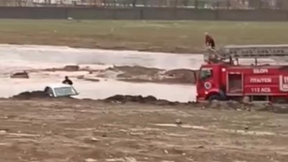 Silopi’de otomobille suda mahsur kalan 2 kişi kurtarıldı