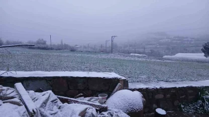 Sındırgı’nın yüksek kesimlerinde kar, merkezde yağmur etkili oldu