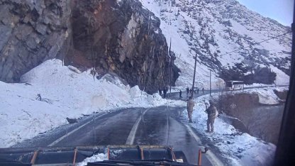 Şırnak yoluna çığ düştü, karla kaplı yollar açıldı