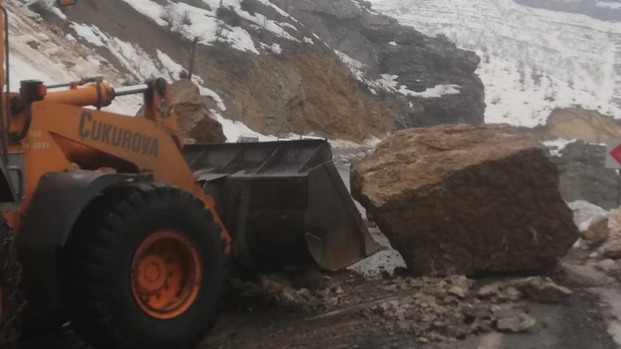 Şırnak’ta dev kaya parçaları yola düştü