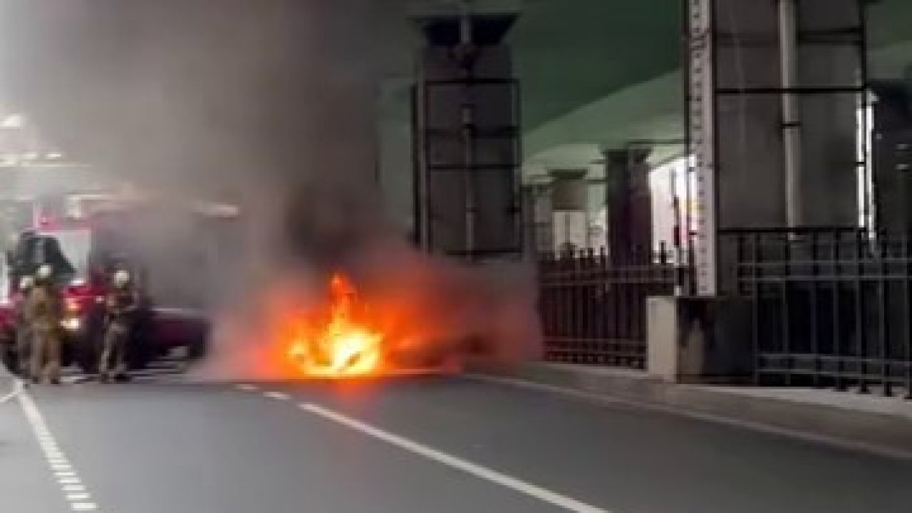 Şişli’de seyir halindeki otomobil alev alev yandı