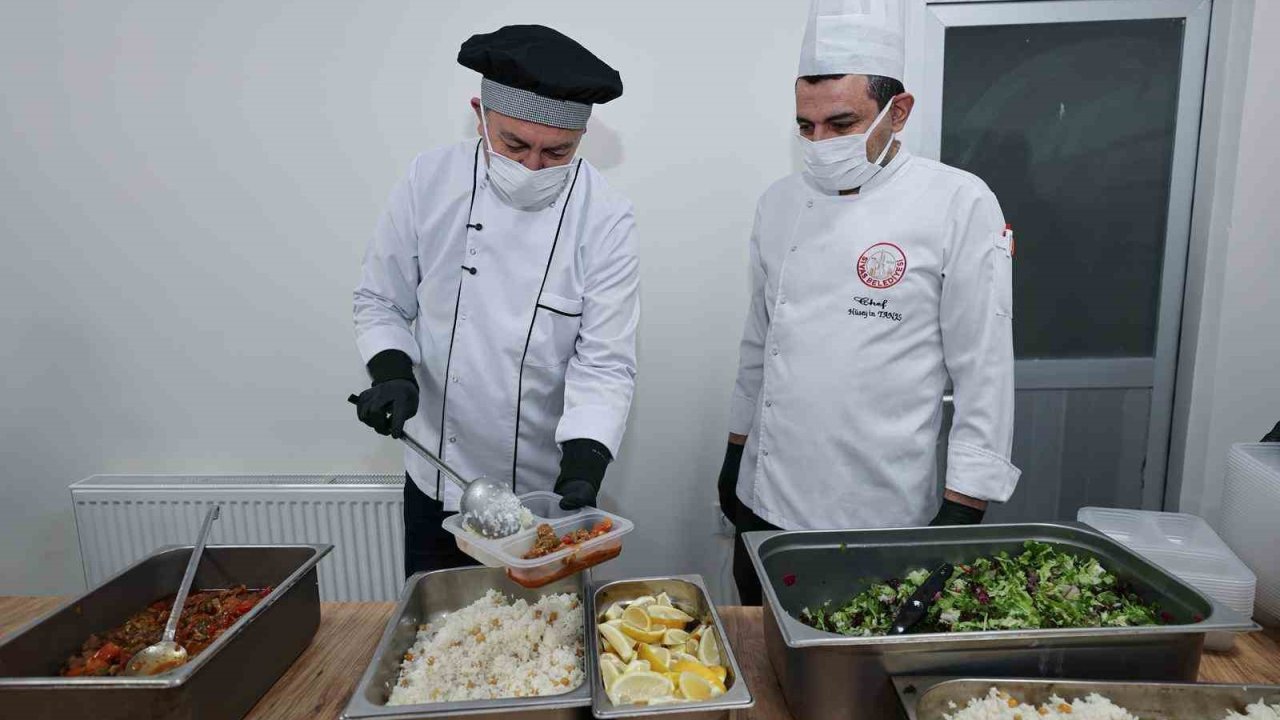 Sivas Belediyesi her gün 400 ihtiyaçlı ailenin iftar sofrasını kuruyor