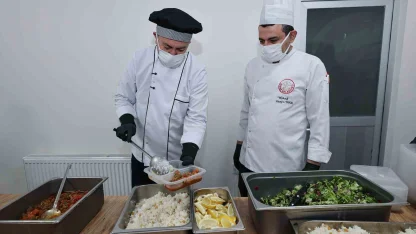 Sivas Belediyesi her gün 400 ihtiyaçlı ailenin iftar sofrasını kuruyor