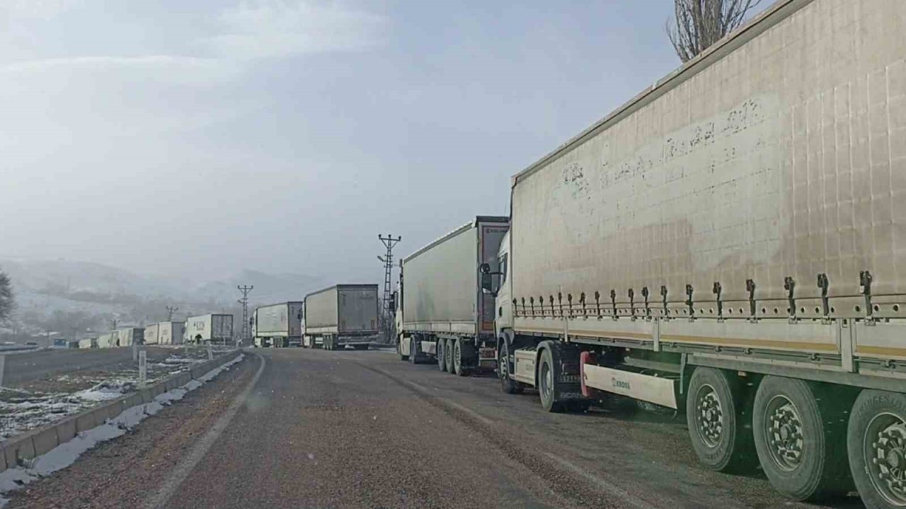 Sivas’ta tipi ulaşımı aksattı, kilometrelerce tır kuyrukları oluştu