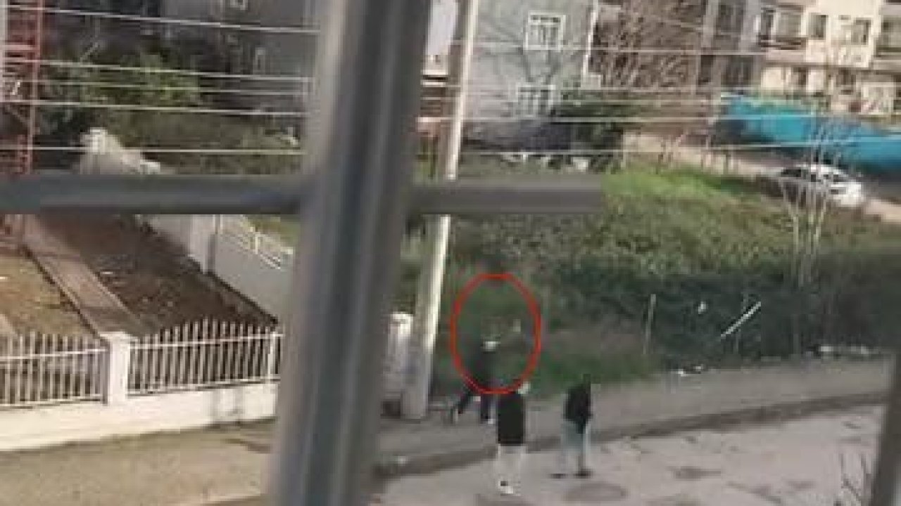 Sokak ortasında havaya ateş eden çocuk kamerada