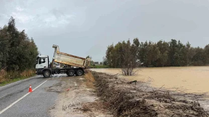 Söke Bağarası yolundaki taşkına ekiplerden anında müdahale