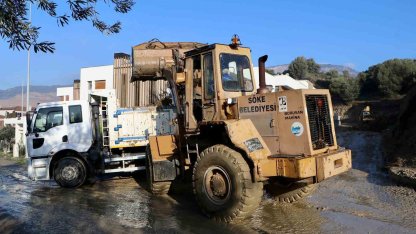 Söke’de Belediye ekipleri dört bir yanda mücadele ediyor