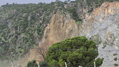 Söke’de dağdan akan sular adeta şelaleye döndü