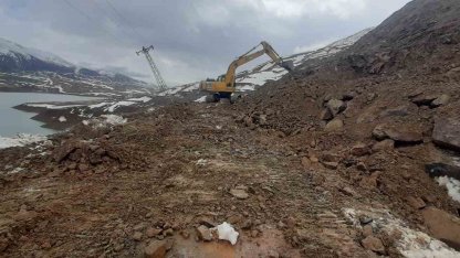 Solhan’da heyelan ve yol çökmesine karşı yoğun mesai