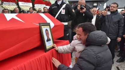 Son veda yürek yaktı: Küçük kız babasını tebessümle uğurladı