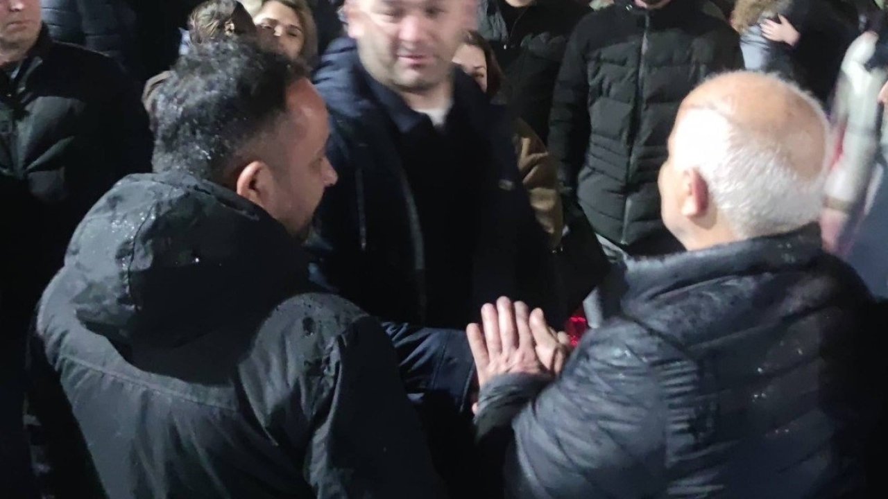 Sosyal medya hesabından paylaştığı öne sürülen bir mesaj nedeniyle yürütülen soruşturma kapsamında tutuksuz yargılanmak üzere adli kontrol şartıyla serbest bırakılan Görele Belediye Başkanı Hasbi Dede, yeniden ifadeye çağırıldı.