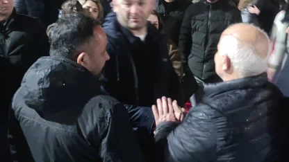 Sosyal medya hesabından paylaştığı öne sürülen bir mesaj nedeniyle yürütülen soruşturma kapsamında tutuksuz yargılanmak üzere adli kontrol şartıyla serbest bırakılan Görele Belediye Başkanı Hasbi Dede, yeniden ifadeye çağırıldı.