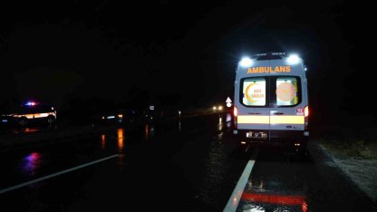 Su birikintisine giren otomobil refüje düştü: 1 yaralı