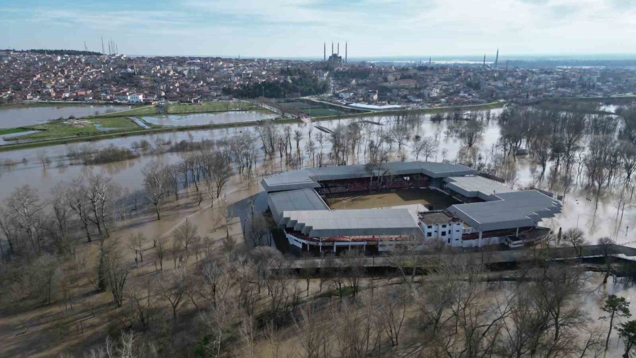 Sular altında kalan Sarayiçi güreş alanında su seviyesi düşüyor