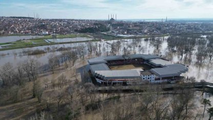 Sular altında kalan Sarayiçi güreş alanında su seviyesi düşüyor