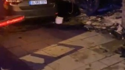 Sultanbeyli’de otomobil araçların üstünden uçup iş yerine girdi: Kaçan sürücü yakalandı