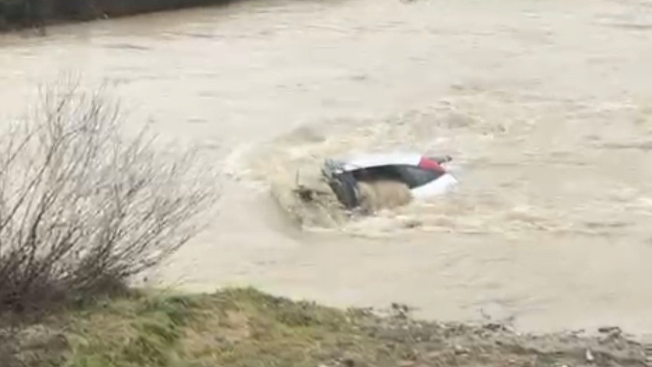 Sürücü kıyıya çıktı, otomobil suda kaldı: Vatandaşlar halatla müdahale etti