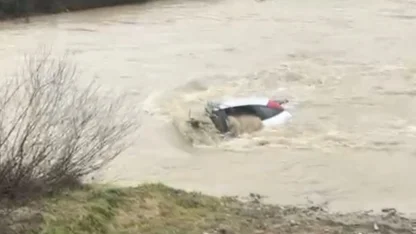 Sürücü kıyıya çıktı, otomobil suda kaldı: Vatandaşlar halatla müdahale etti
