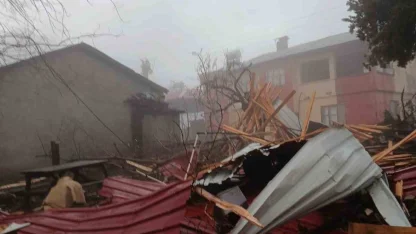 Tarsus’ta yağmur ve fırtına hayatı olumsuz etkiledi