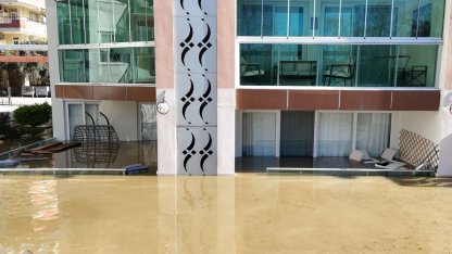 Taşan çaydaki işletme yıkıldı, sulara kapılmak üzere olan bir köpek son anda kurtarıldı